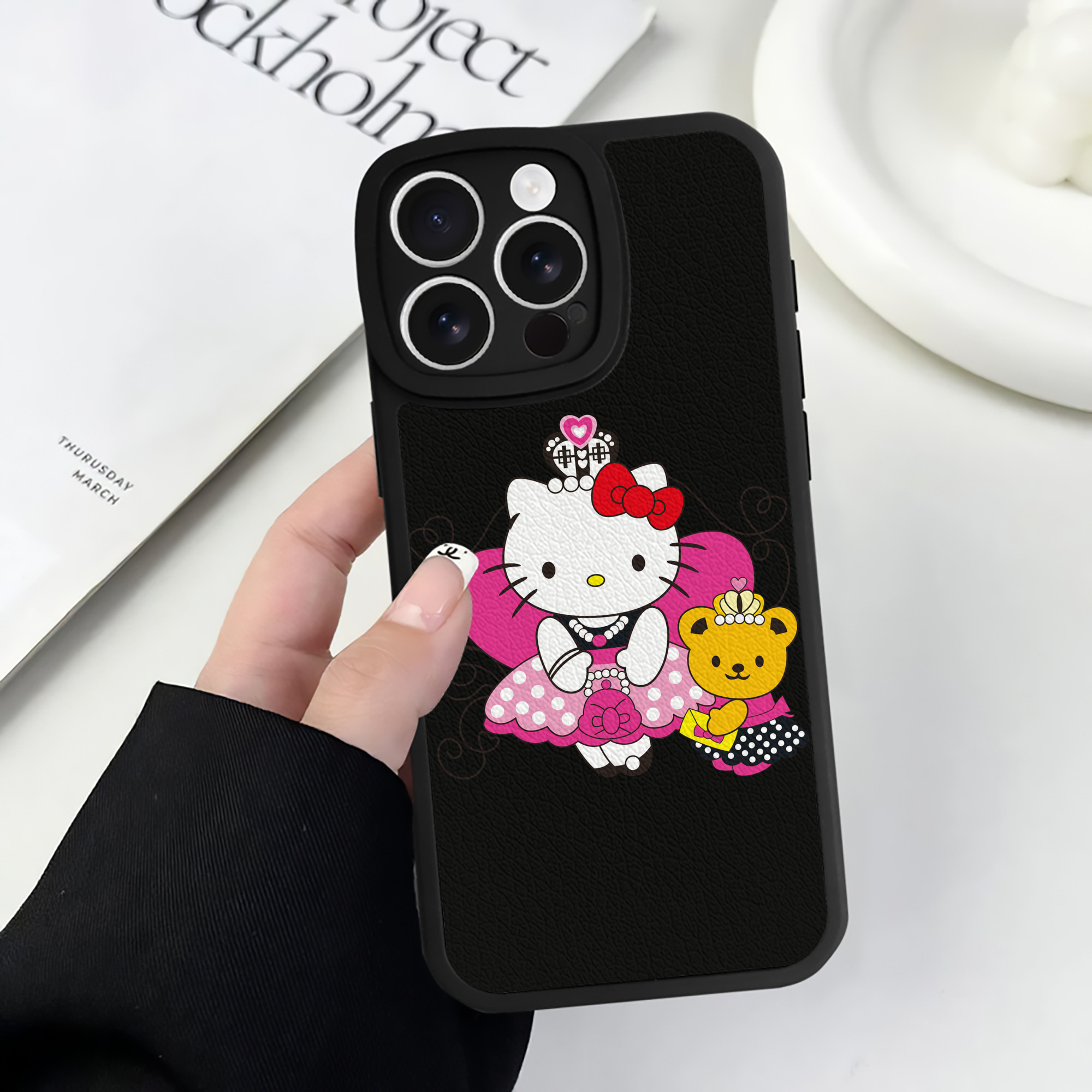 （画像用） Hello Kitty ハローキティ 【iPhone 16シリーズ対応】シリコンスマホケース（レザー調） 材質：シリコン